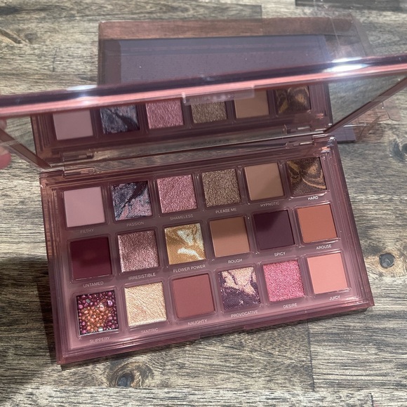 HUDA BEAUTY Naughty Nude Eyeshadow Palette - Picture 1 of 5